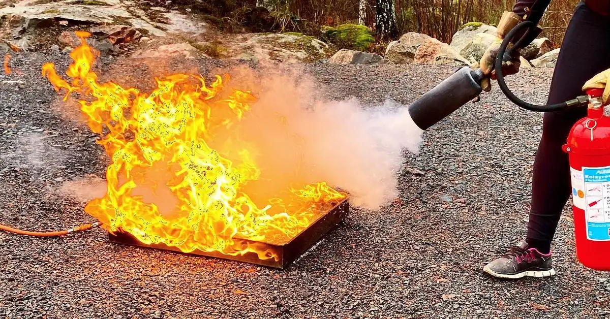 Praktisk släckövning under brandskyddsutbildning i Uppsala
