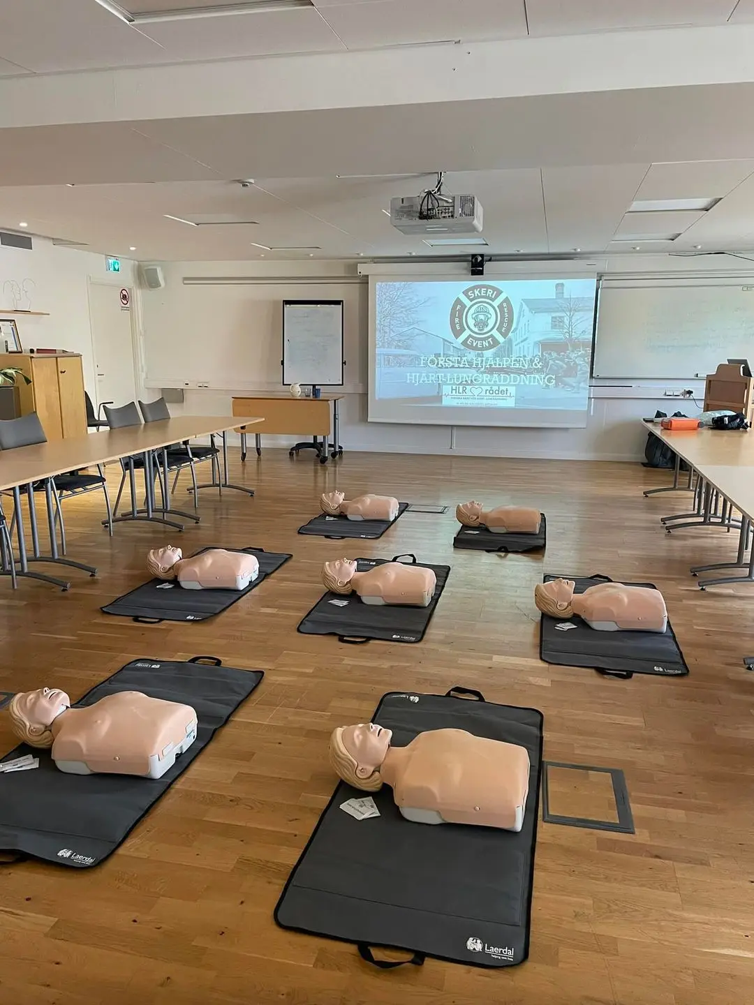 HLR-kurs i Uppsala med övningsdockor under praktisk utbildning
